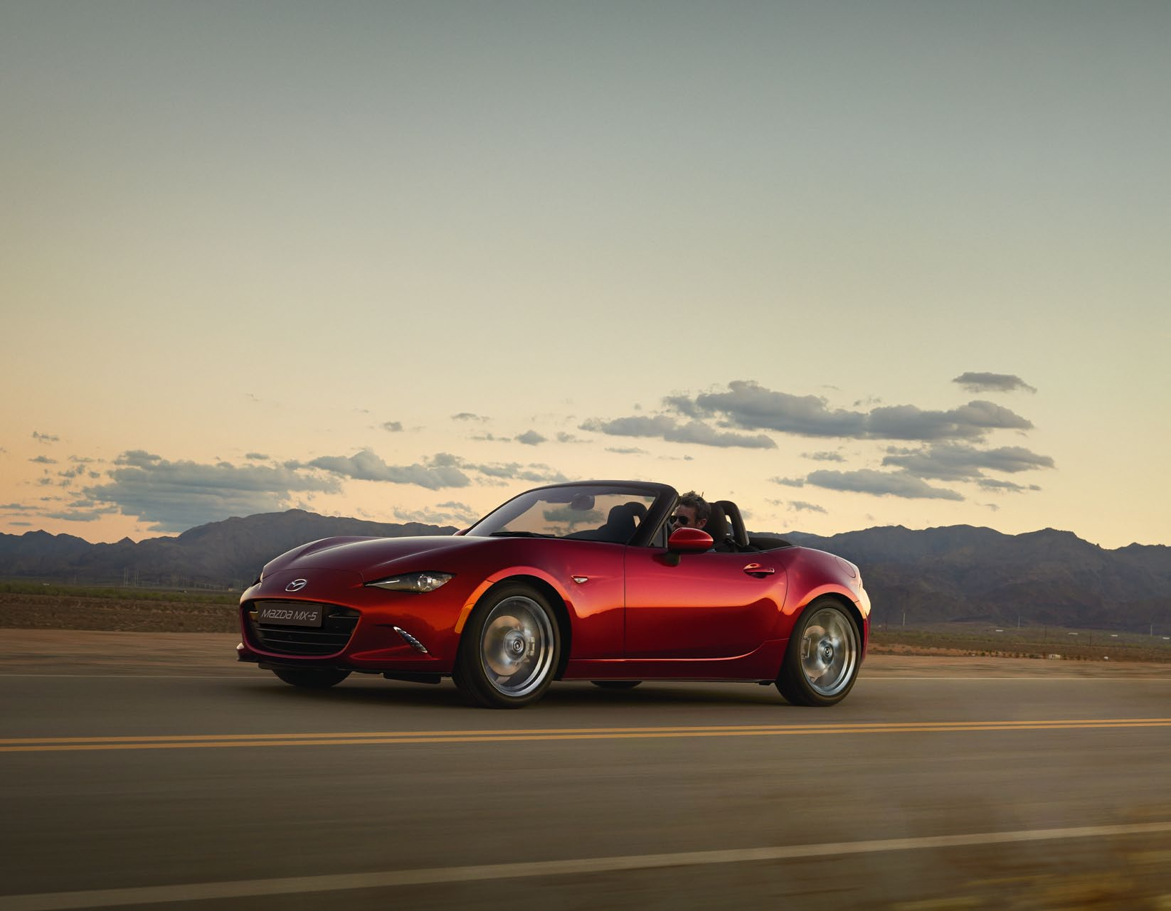 U S E D N Ě T E Z A V O L A N T Vůz Mazda MX-5 RF je laděn ve stylu strhujícího designu KODO: Duše v pohybu, který svým tvarovaným, přesto však jednoduchým vzhledem, dává najevo špičkovou