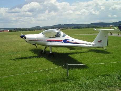 29. P-92 JS Dvousedadlový (posed vedle sebe), celokovový vzpěrový hornoplošník. Pevný tříkolový podvozek. Křídlo se skládá z hlavního a pomocného nosníku. Palivové nádrže se nachází v náběžné hraně.