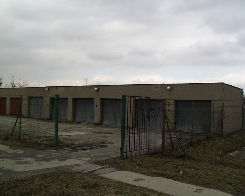 5 řadových garáží Dvořákova bez č.pop., pozemek p.č. 2578/5 Rok výstavby 1981. Garáže nutné rozdělit stavebně a napojit samostatně na odběr elektrickou energii.
