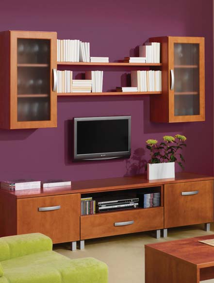 Jednoduchá i smyslná Kombinací nízkých a zavěšených skříněk této sestavy lze docílit osobitého vzhledu obývacího pokoje.