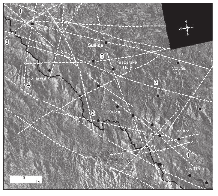 Obr. 3. Průběh hlavních poruchových pásem (bílé, čárkované linie) v radarové satelitové scéně ERS 2. Fig. 3. The radar satellite image (ERS 2) with main fault zones (dashed white line).