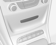 Přístroje a ovládací prvky 99 Sports Tourer: 12 V zásuvka se nachází na levé stěně v zavazadlovém prostoru. Nepřekračujte maximální spotřebu energie 120 W.