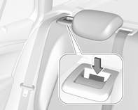 Zasuňte západkové destičky krajních bezpečnostních pásů do bočního držáku, aby pásy byly chráněny před poškozením, viz vyobrazení.
