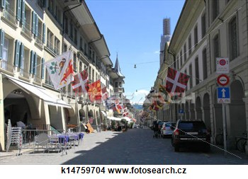 Die Altstadt Für Bern sind charakteristisch die alten Häuser mit Lauben und vorspringenden Dächern.