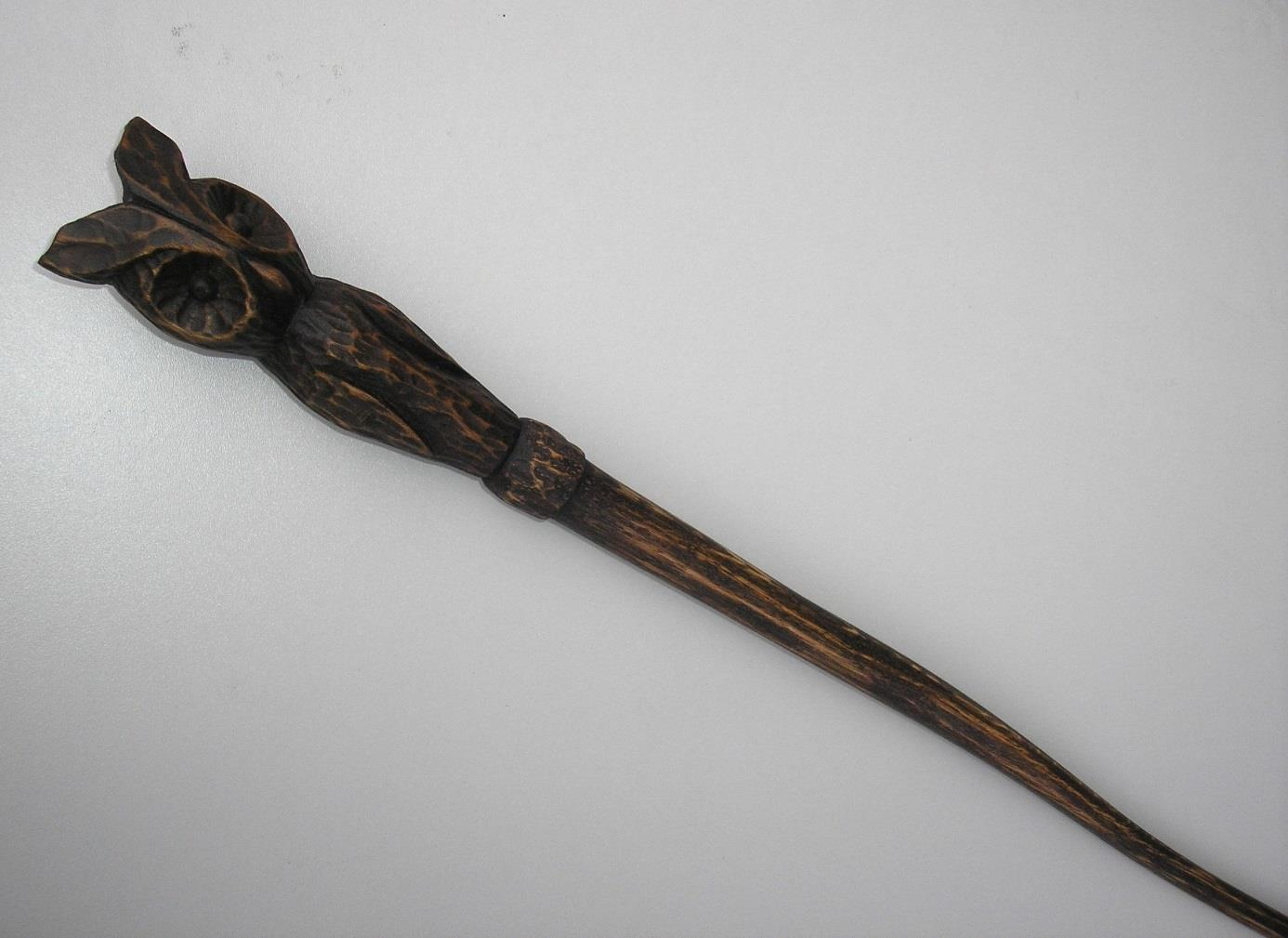 Soubor č. 56 Kouzelná hůlka s výrem. Materiál tvrdé dřevo /ořech, dub, buk, ovocné/ Mořeno do odstínu světlý eben.
