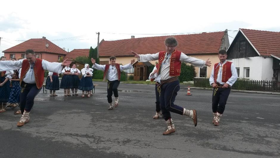 Kulturní akce Stavění a kácení máje Máme za sebou druhý ročník obnovené tradice ve stavění a kácení máje na návsi. Nejprve se v hradě vyhlídnul vhodný strom, domluvili se chlapi a šlo se na věc.