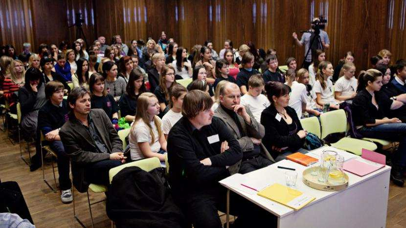 Kreativní demokratická škola: Pěstuj prostor KD Peklo Popis akce Konference je zaměřena na prezentaci projektů studentských a žákovských týmů, které se zúčastnily programu Kreativní demokratická