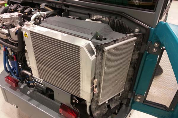MOTOR PRO VAŠI BEZPEČNOST: Před odchodem od zařízení nebo před jeho servisem zastavte na rovné ploše, zařaďte parkovací brzdu, vypněte zařízení a vyjměte klíček.