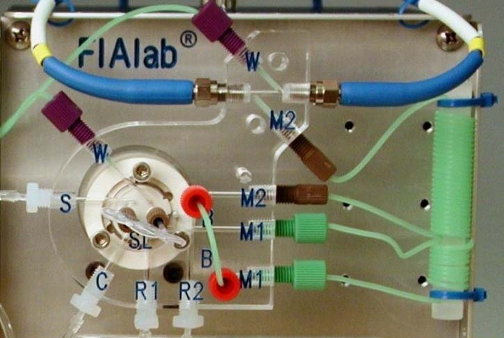 Lab-on-valve uspořádání Průtoková cela Optické vlákno Odpad Vzorek Míchací