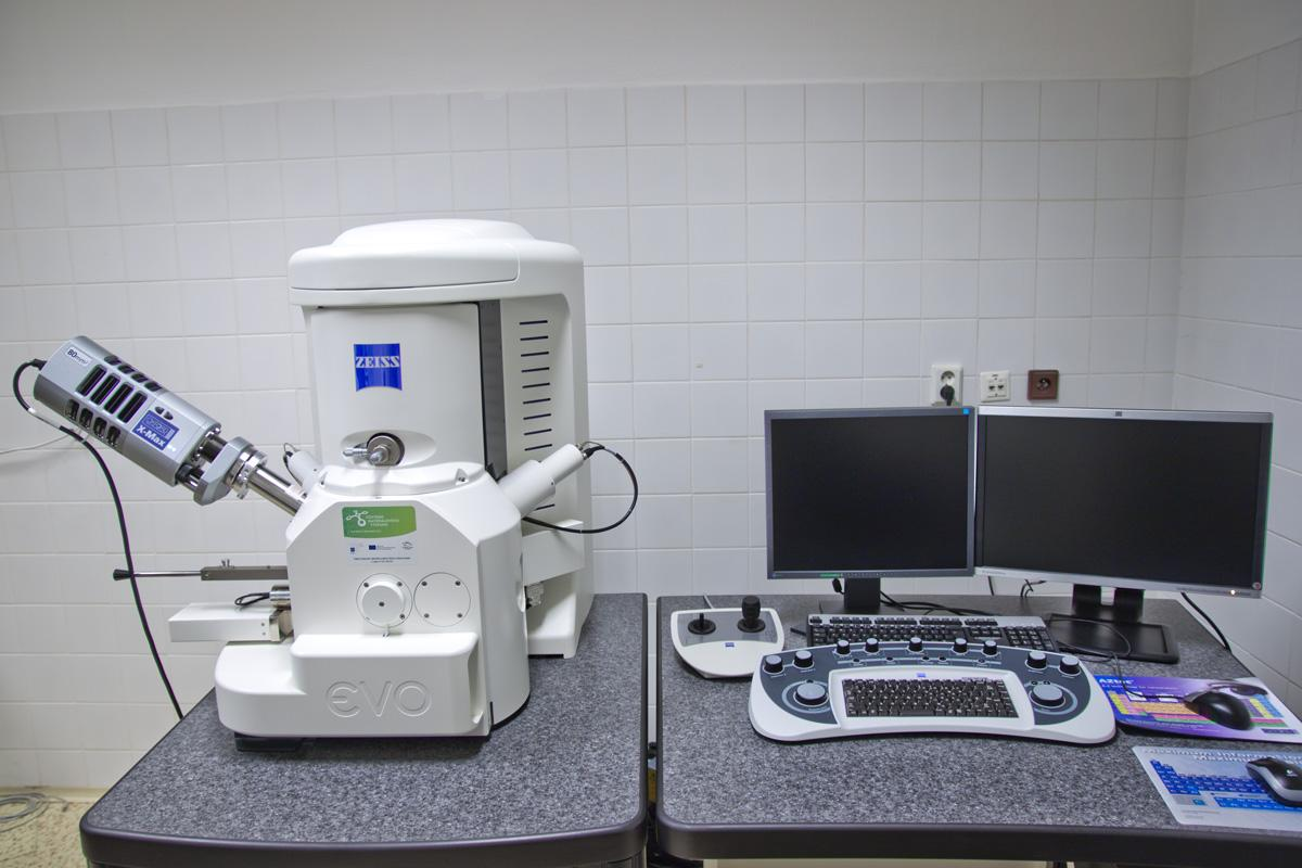 s Augerovými elektrony, fotony a charakteristickým rentgenovým zářením. Detekce excitovaných sekundárních elektronů nám přináší informaci o reliéfu vzorku s velkým rozlišením.