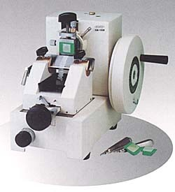 KRÁJENÍ Mikrotomy světelný mikroskop - tloušťka řezů 1 10 μm Ultramikrotomy elektronová mikroskopie 100 nm Rotační mikrotom