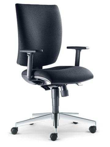 Popis dle projektu: kancelářská židle, orientační rozměry 600x600x1000-1210mm, orientační výška sedáku 470-570mm; střední opěrák, synchronní mechanika (synchronní pohyb opěradla a sedáku, možnost