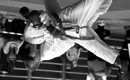 18 NOVOHRADSKÝ ZPRAVODAJ květen 2014 I. kolo Krajské ligy v karate v Borovanech Novohradští závodníci vybojovali šest cenných kovů V sobotu 12. dubna se na I.