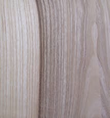 Některé dřeviny mají jádrové a bělové dřevo barevně odlišené. Jiné, např.