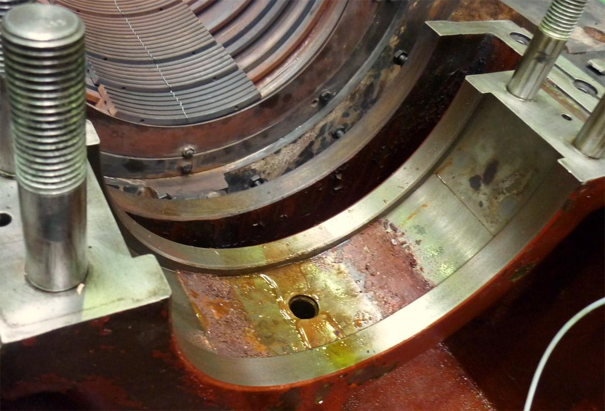 Revizní nález protitlakové parní turbíny R12/9-2 3.4 117/ Zadní ložiskový stojan kompletní Zadní ložiskový stojan (ZLS) slouží k zachycení sil a momentů přenášených z rotoru na jeho uložení.