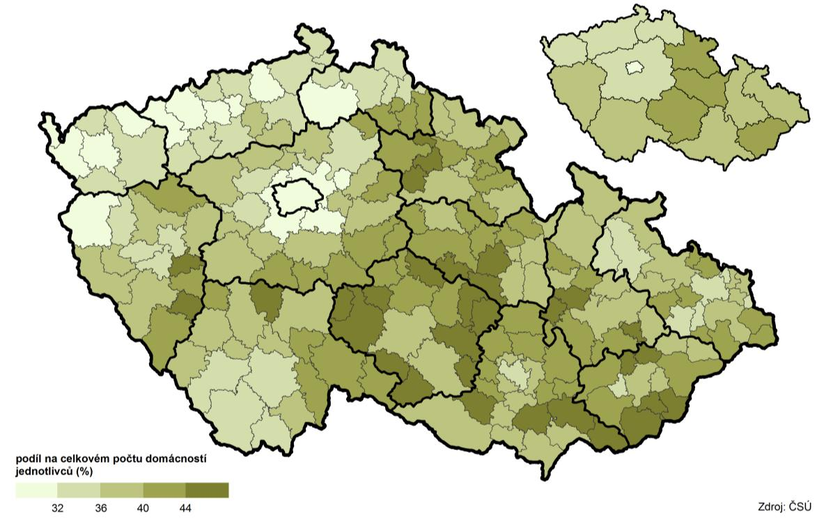 Pokud je domácnost seniora jednotlivce zastoupena osobou, která v době sčítání ještě pracovala, bydlela zpravidla v bytě ve vlastním rodinném domě (83,2 %).