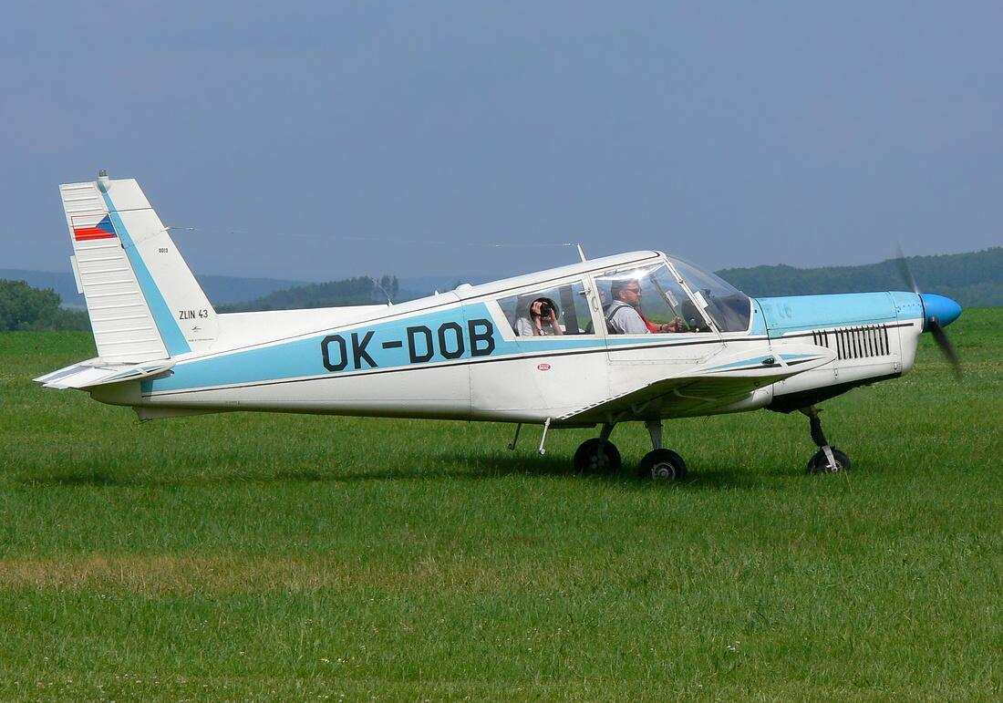 6.4. Zlín Z-43 Letoun Z-43 je jednomotorový dolnokřídlý jednoplošník příbuzný s letounem Z-142. Letoun je čtyřmístný s uspořádáním sedadel 2+2. Hlavní pilotní sedadlo je přední levé.