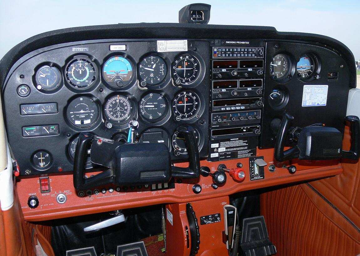 Cessna C-172 Kokpit letounu se velice podobá menšímu sourozenci C-150/152, od kterého se odlišuje počtem sedadel a lepším přístrojovým vybavením.
