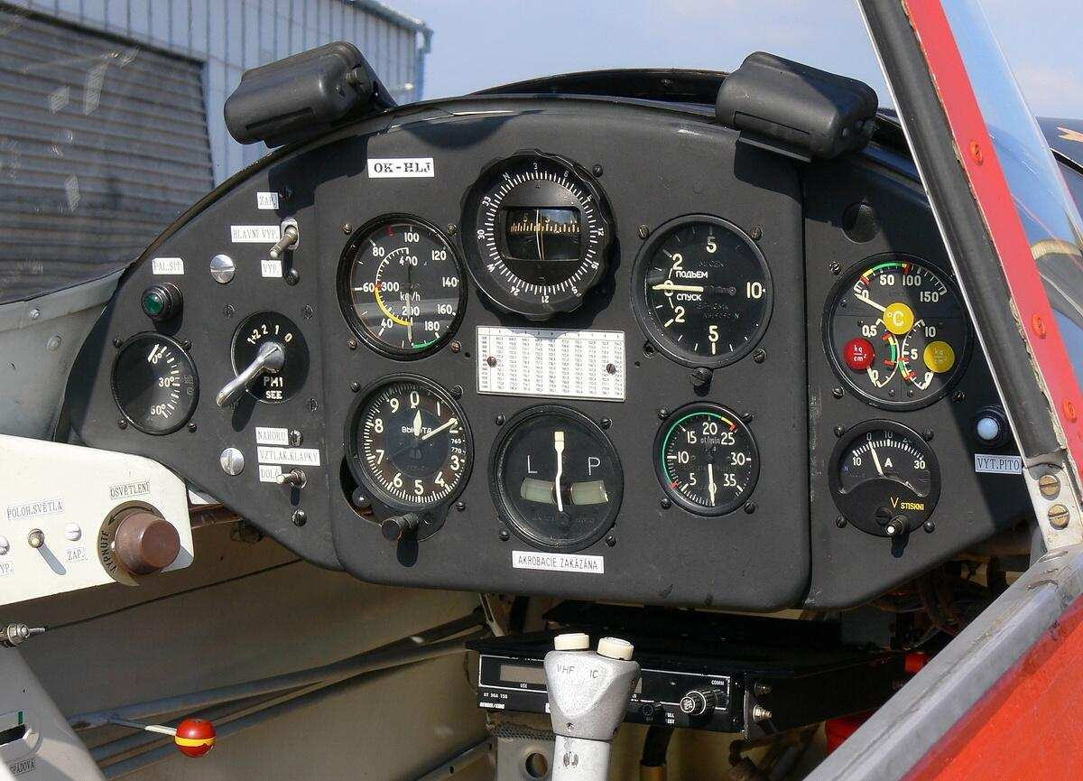 Zlín Z-126 Trenér Přední pilotní prostor Letoun Z-126 Trenér je dvoumístný, pilotní prostory žáka a instruktora jsou umístěny za sebou a jsou tak od sebe odděleny. Hlavní pilotní sedadlo je vpředu.