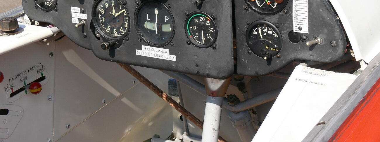 Zadní pilotní prostor Dopředný výhled instruktora ze zadního sedadla je do určité míry omezen vzrůstem pilotního žáka na předním sedadle.
