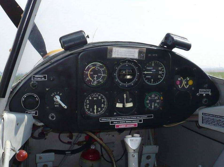 Zlín Z-226 MS Přední pilotní prostor Z-226 MS je dvoumístný letoun s pilotními prostory žáka a instruktora umístěnými za sebou.
