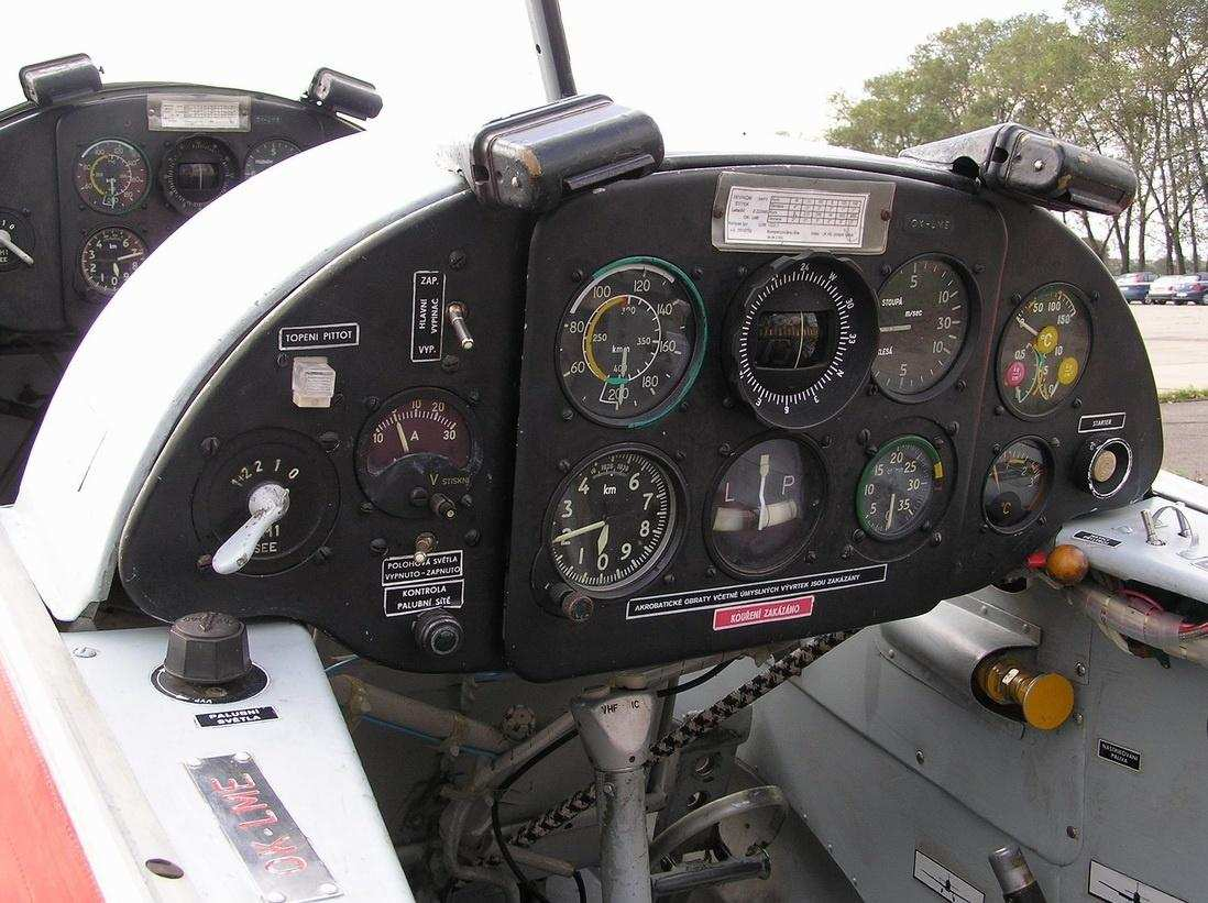 Zadní pilotní prostor Zadní pilotní prostor je hlavní, a je určen pro žáka. Nachází se v něm radiostanice, úsekové spínače, odpovídač SSR a ovládací prvky, které nejsou v předním pilotním prostoru.