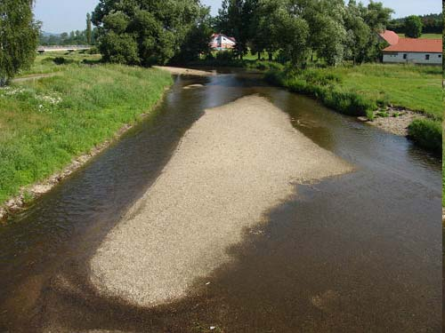 Zásahy do VKP vodní tok Těžení dnových sedimentů Udržování průtočného profilu komerční těžba suroviny (štěrk) VLIV Narušení přirozeného pohybu