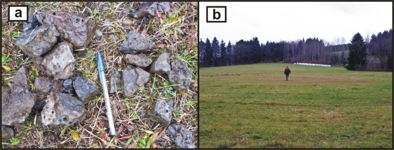 Obr. 8: Lokalita Utín: a- strusky nalezené na lokalitě; b- celkový pohled na lokalitu, v místech kde je tráva výrazně hnědší, byla situována předpokládaná halda centrálního hutniště (foto K.