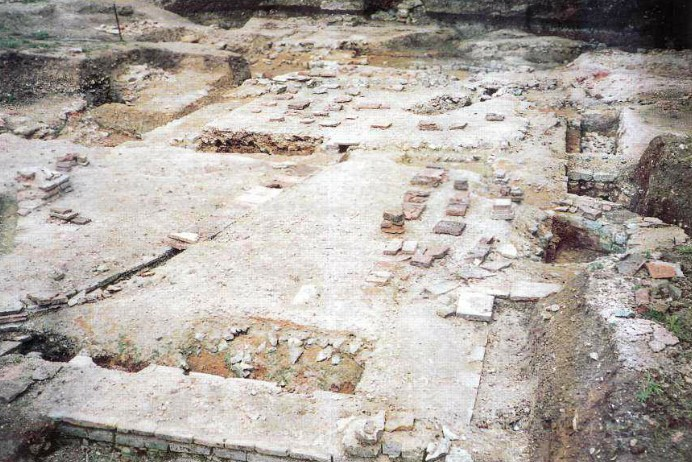 Obr. 33. Kresba zobrazující lázeňský komplex v Tripontiu, se zobrazením hypocaustu v caldariu a tepidariu. Obr.
