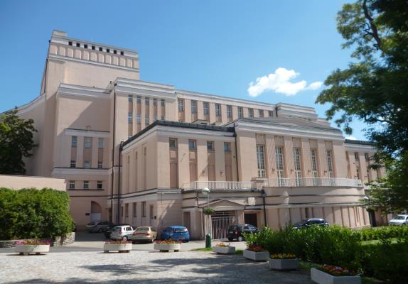 Vnitřními hydranty jsou vybaveny objekty veřejných budov a škol. Hydranty jsou revidovány pravidelně každým rokem. Ve městě působí profesionální sbor hasičů, který sídlí v Teplicích Trnovanech.