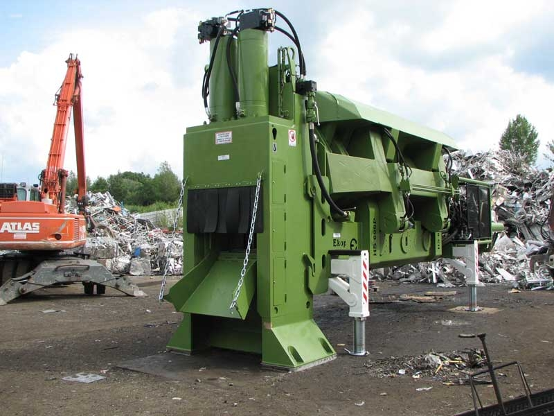 Hidravliène škarje Hidravliène škarje so univerzalni stroj za razrez ali paketiranje kovinskih odpadkov srednjih debelin.