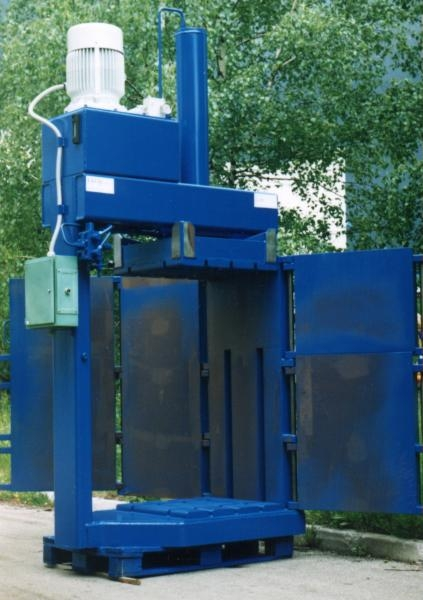 Vertikalne Stiskalnica S-10 A je namenjena stiskanju papirnih odpadkov, tekstila in PVC.