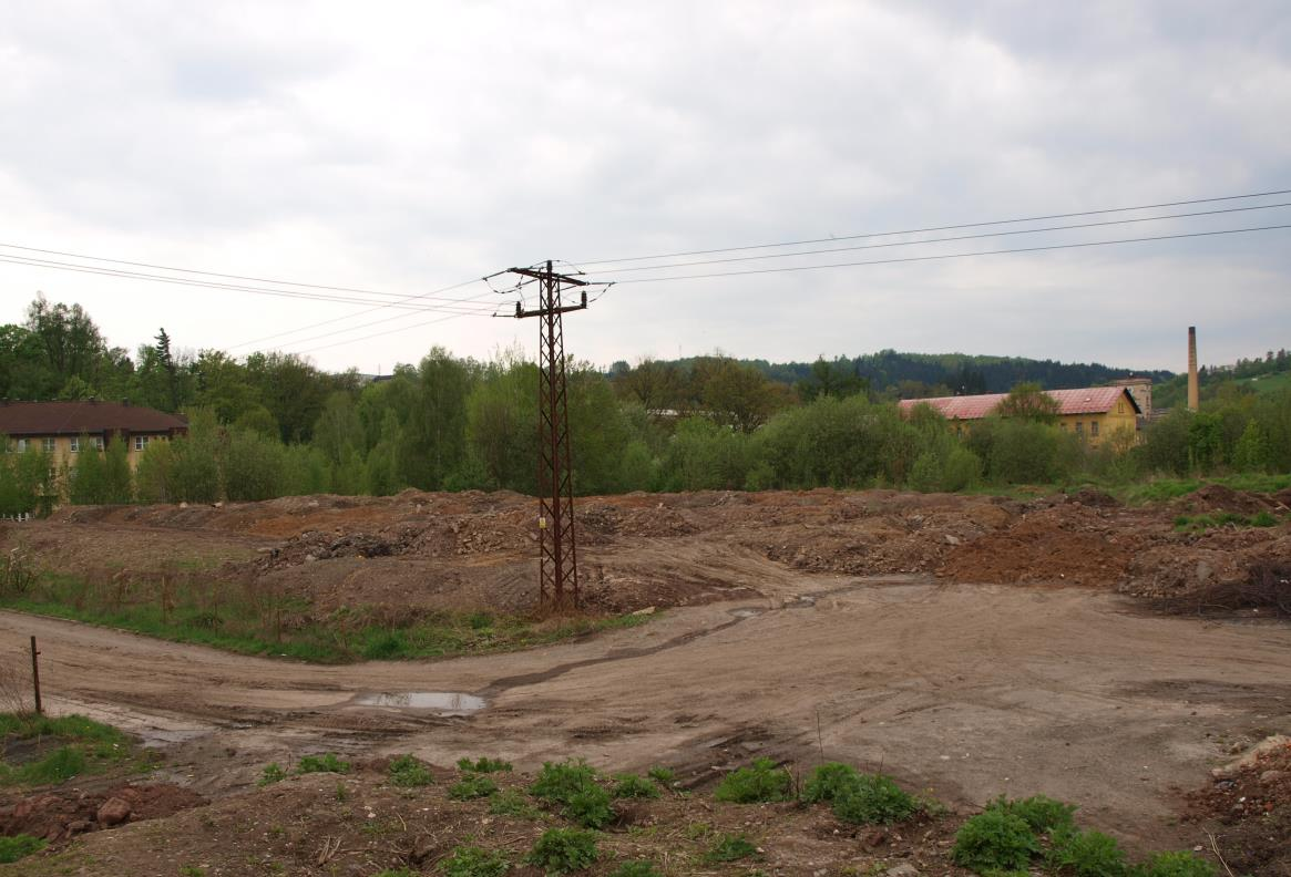 LOKALITA Č. 7 - ŘEKY Navržené využití : Bydlení Regulační podmínky využití : Nestanoveny Nabízená lokalita se nachází na okraji panelového sídliště Řeky v severní části města.