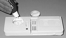 M Mycí a leštící přípravek na nádobí Používejte mycí přípravek určený pro mytí nádobí v myčce. Mycí přípravek nalijte do nádoby s automatickým dávkovačem připevněné na vnitřní straně dveří myčky.