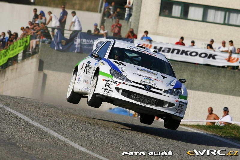 Předloni po allylegend jsi tohle auto koupil Itálie. Znáš celou historii tohoto vou? Mám latý FIA průka, to je asi k těmto autům ten největší klenot.