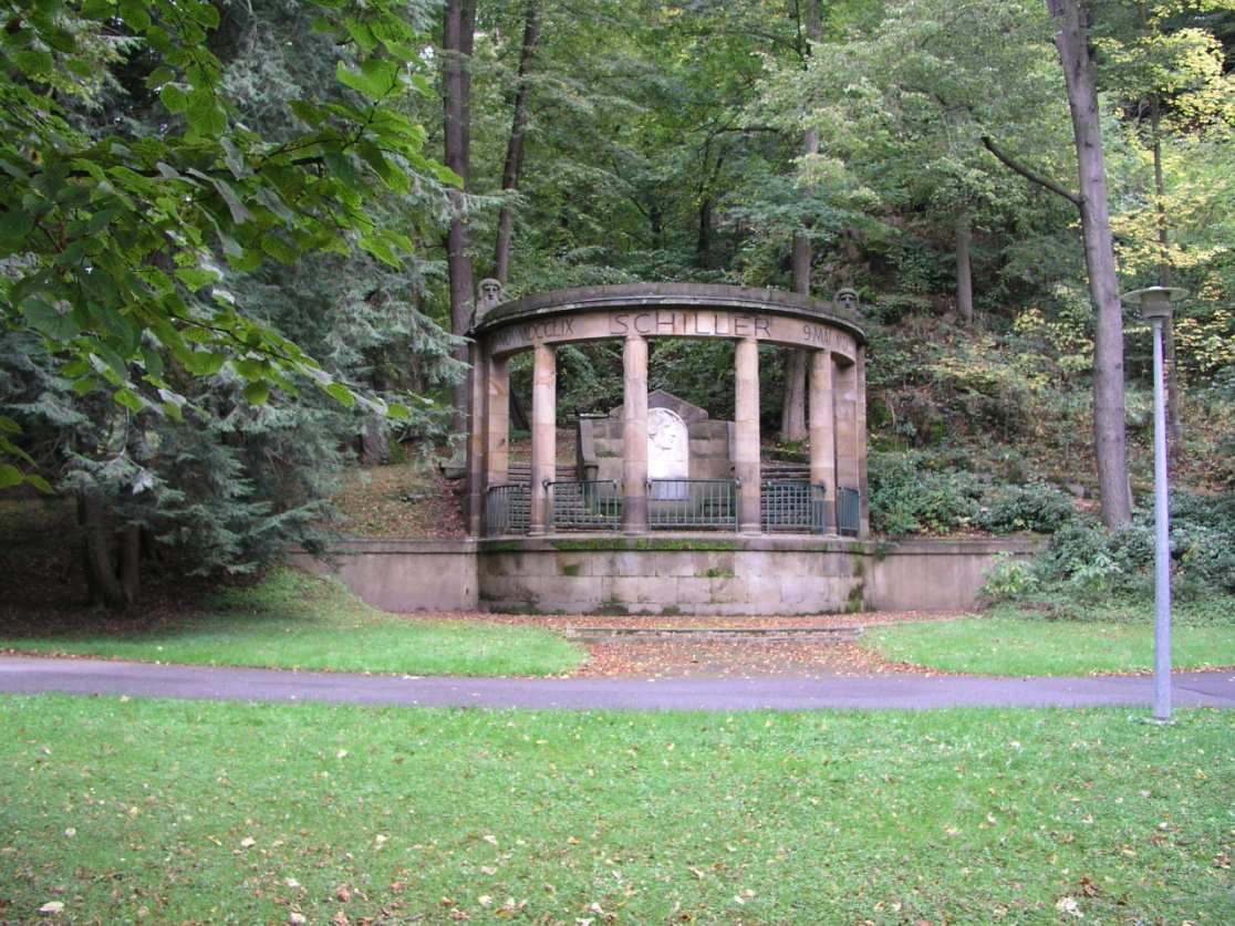 Zeleň u památníku Friericha Schillera Souvislá výsadba jehličnatých a listnatých dřevin tvoří součást prostranství kolem památníku Friedricha