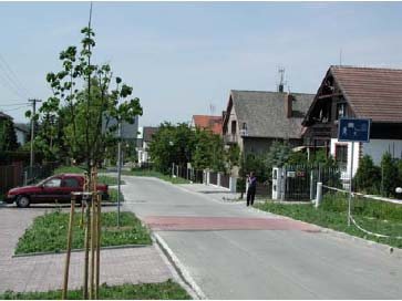 zavádění tzv. obytných zón. Hlavní myšlenkou obytné zóny je odstranění tradičního dělení uličního prostoru na vozovku a chodník, resp.