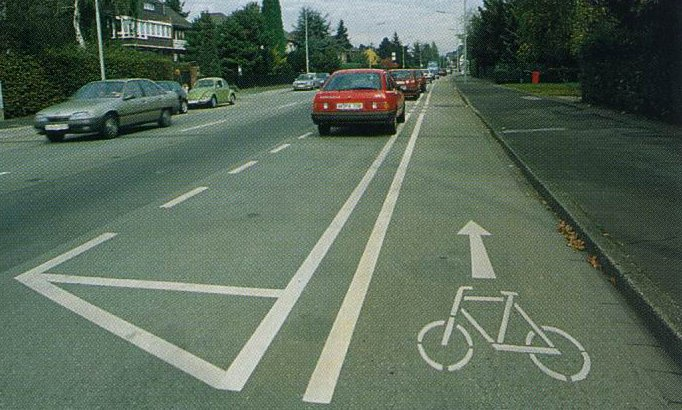 cyklistické pruhy bez přilehlých parkovacích míst, cyklistické pruhy vpravo od parkovacích míst (viz obr.
