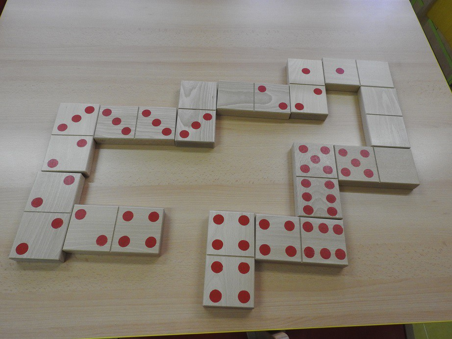 C. ZAHRADNÍ DOMINO Ilustrace 3: Domino Jedná se o velmi kvalitní dřevěnou hru většího rozměru, než si u domina dokážete představit. Na kvalitním dřevěném obdélníku jsou namalované červené tečky.