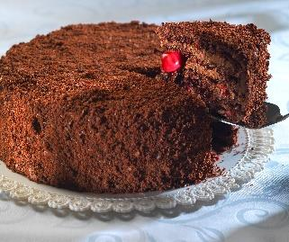 Čokoládové: DOBOŠOVÁ TORTA tradičná dobošová torta s čokoládovým krémom Hmotnosť: 100 g Počet: 12 ks Cena s DPH: 20 Trvanlivosť: 3 dni SACHEROVA TORTA čokoládová torta ochutená marhuľovým džemom s