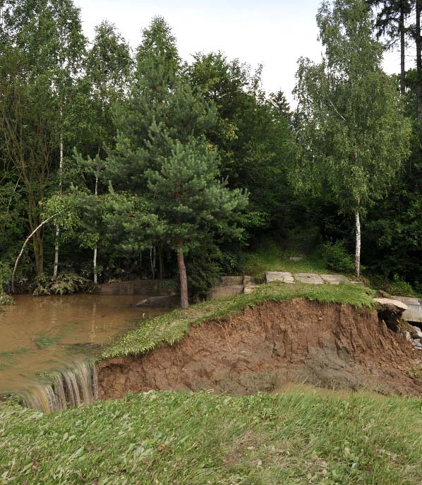 Obr. 1.1 Proržená hráz rybníka (Husopeče nad Bečvou 24.6.