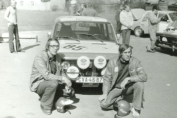 Zděnek Chlup /vpravo/ z VTŽ Chomutov na Rally Šumava s prvním autem udělaným v Metalexu.