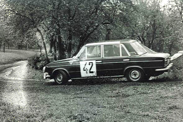 Mám ještě pouze jednu fotku z této rally na RZ, kde nás vyfotil nějaký foto fanda a poslal nám ji. Fotografie z RZ s Jirkou Šénem na mé první rally v Novém Boru.