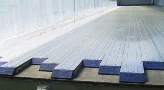 Power Floor lehký a stabilní Návěs s posuvnou podlahou Fliegl je specialistou pro přesné a úplné vyložení.