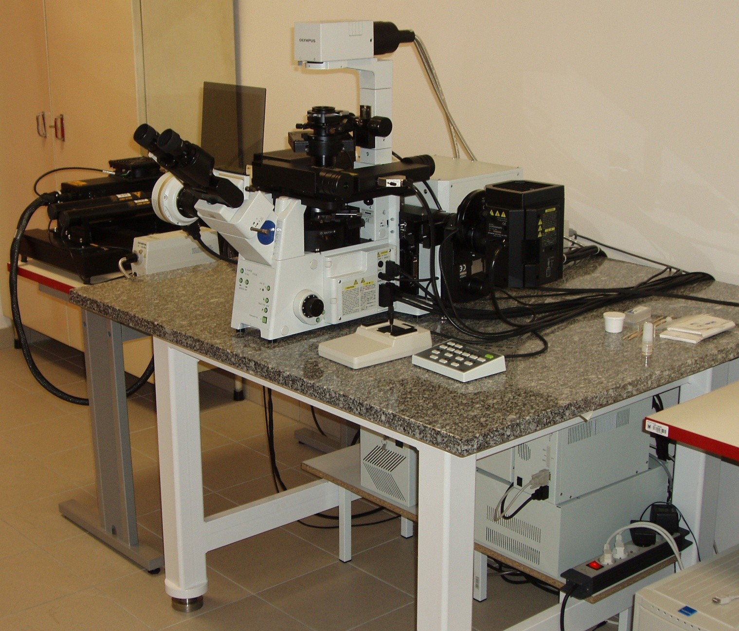 Olympus Fluoview 500 b c a a mikroskop IX 81 b konfokální nástavec c lasery d
