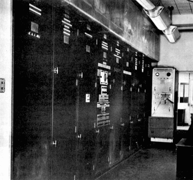 1949-1960 EDVAC - Electronic Discrete Variable Computer Institute for Advance Study, Princetonská Universita, USA von Neumann se ze začátku podílel držel data i program v operační paměti realizoval