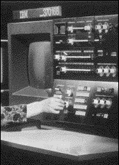 1970- IBM/370 pokračování řady sálových počítačů SW kompatibilita plně integrovaná monolitická paměť v roce 1972 přidána koncepce virtuální paměti IBM ovládá trh se sálovými počítači rozvoj teorie i