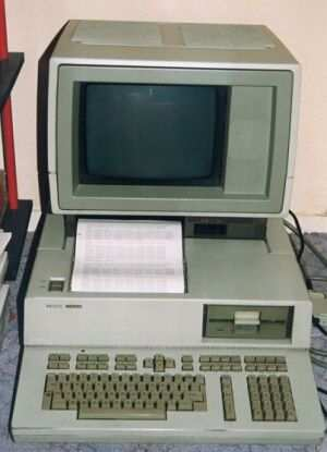 1981 Osborne Computer Osborne I první přenosný počítač 1982 Sun Microsystems firma založena orientace na výkonné pracovní stanice (workstation) a UNIX - SunOs 1982 Compaq Computers firma založena