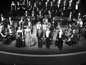 Sólisté: M. Mátlová, V. Hrušková, M. Vlček, V. Jelen a dirigent T. Koutník. Pražský komorní sbor a Festivalový orchestr Petra Macka zpívali a hráli Requiem W. A.