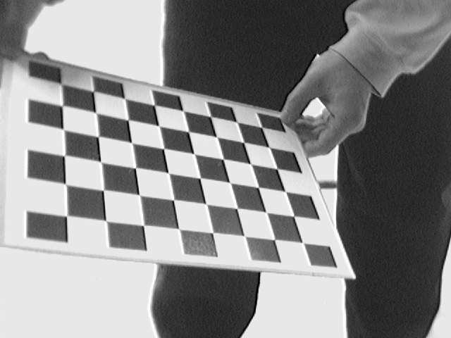 4. Experimentální ověření funkce Obrázek 4.2.: Několik snímků z kamery, na kterých je zobrazen kalibrační obrazec. x n = [x n, y n ] T podle zvoleného modelu zkreslení je uvedena v části 2.3.2.2 jako rovnice (2.